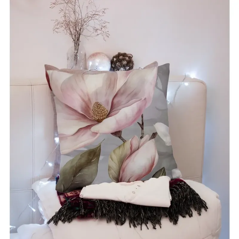 Preț atractiv - Față de pernă decorativă cu model delicat de bujori