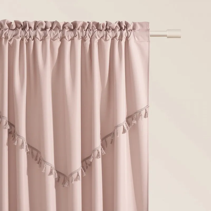 Perdea roz ASTORIA cu ciucuri pe bandă de legătură 140 x 250 cm | Reducere