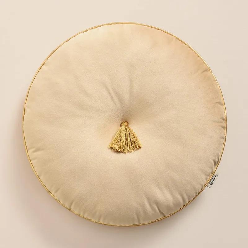 Produs nou lansat | Pernă decorativă rotundă crem catifelată