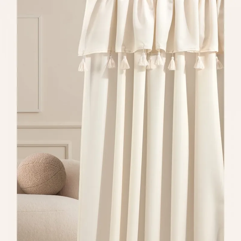 Recomandarea clienților - Perdea crem deschis Astoria cu ciucuri pentru ochiuri de sârmă 140 x 250 cm