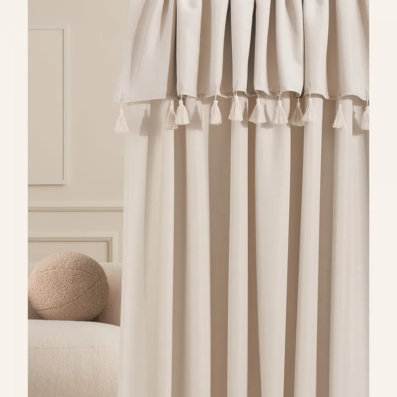 Favoritul clienților | Perdea bej Astoria cu ciucuri pe o bandă de legare 140 x 250 cm