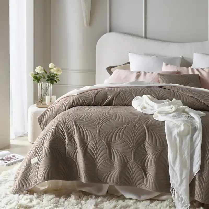 Cuvertură de pat din catifea maro Feel 200 x 220 cm - Ofertă