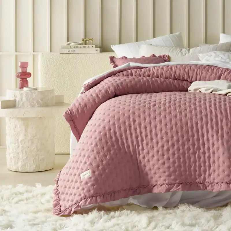 Cuvertură de pat roz Molly cu volănașe 220 x 240 cm | Disponibil acum