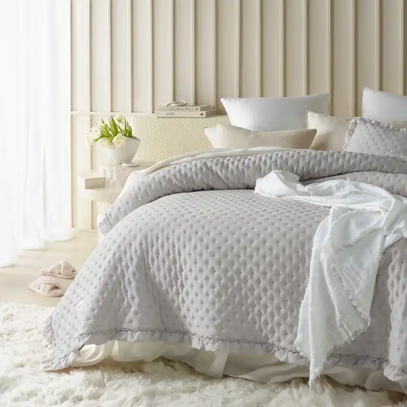 Cuvertură de pat gri deschis Molly cu volane 240 x 260 cm | Direct din fabrică