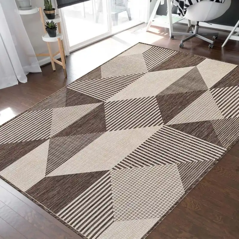 Covor elegant cu modele geometrice în maro | Preț promoțional