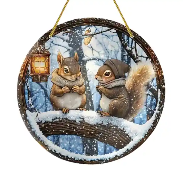 Decorație de iarnă suspendată 2D din acril 8 x 8 cm Veverițe pe ramură acoperită de zăpadă Insignă colorată Decorațiune pentru interior și exterior Cadou de Crăciun | Acum disponibil