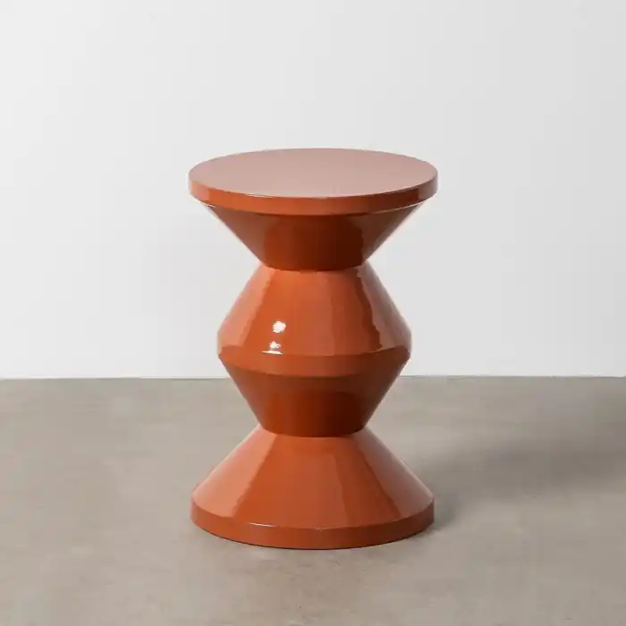 Doar săptămâna aceasta | Măsuță laterală decorativă din metal cu formă sculpturală și finisaj terracotta lucios 33 x 33 x 55 cm