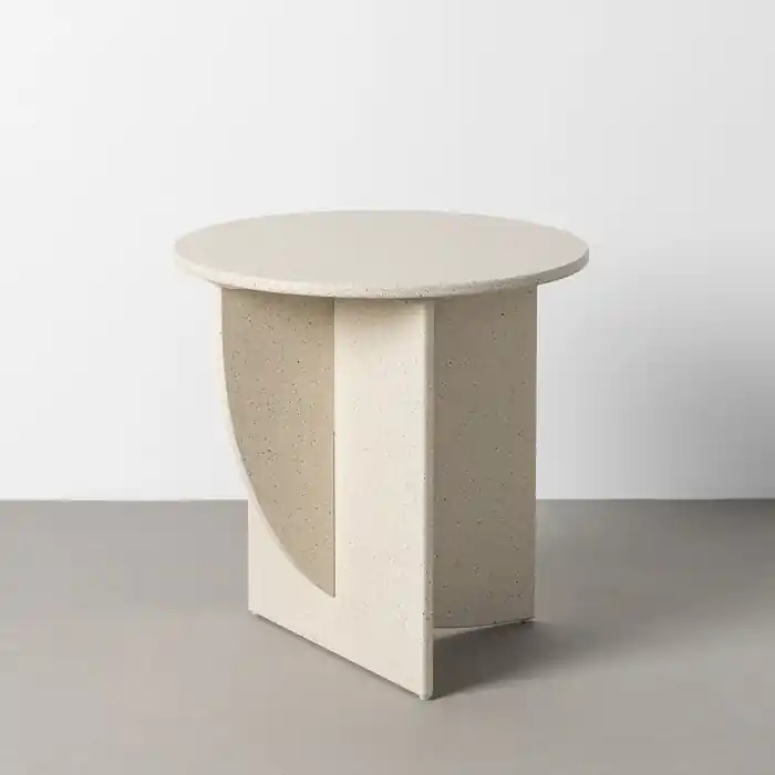 Masă laterală rotundă din MDF alb cu finisaj tip terrazzo și bază geometrică sculptată 60 x 60 x 60 cm - Produs nou lansat