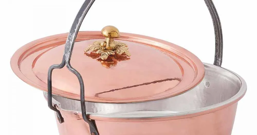 În topul vânzărilor | Caserola din cupru conservat manual, capac si maner arcuit 28 cm - MariaG