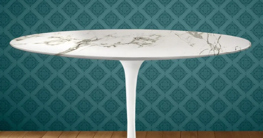 Până la epuizarea stocului | Masă de cafea ovală Eero Saarinen H 41 Tulip din ceramică Aura 22 fabricată în Italia - Stacojiu