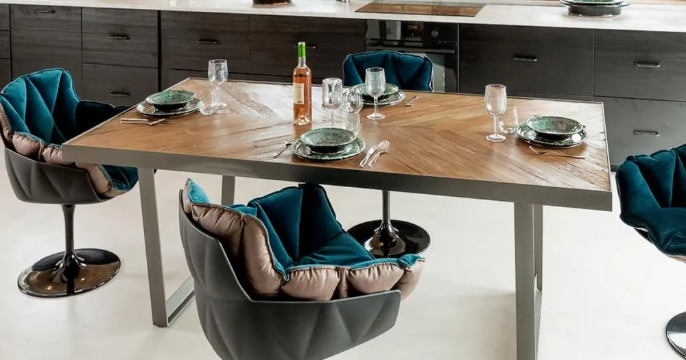 Outlet | Masa de sufragerie din lemn tropical reciclat si picioare metalice - Slide
